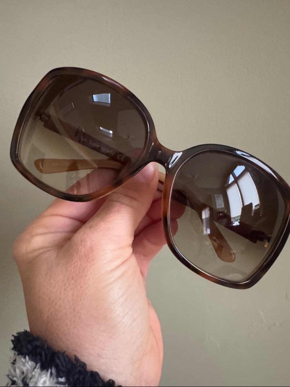 kate spade Oversized Tortoiseshell Sunglasses - Brown Gradient Lenses - Picture 4 of 6